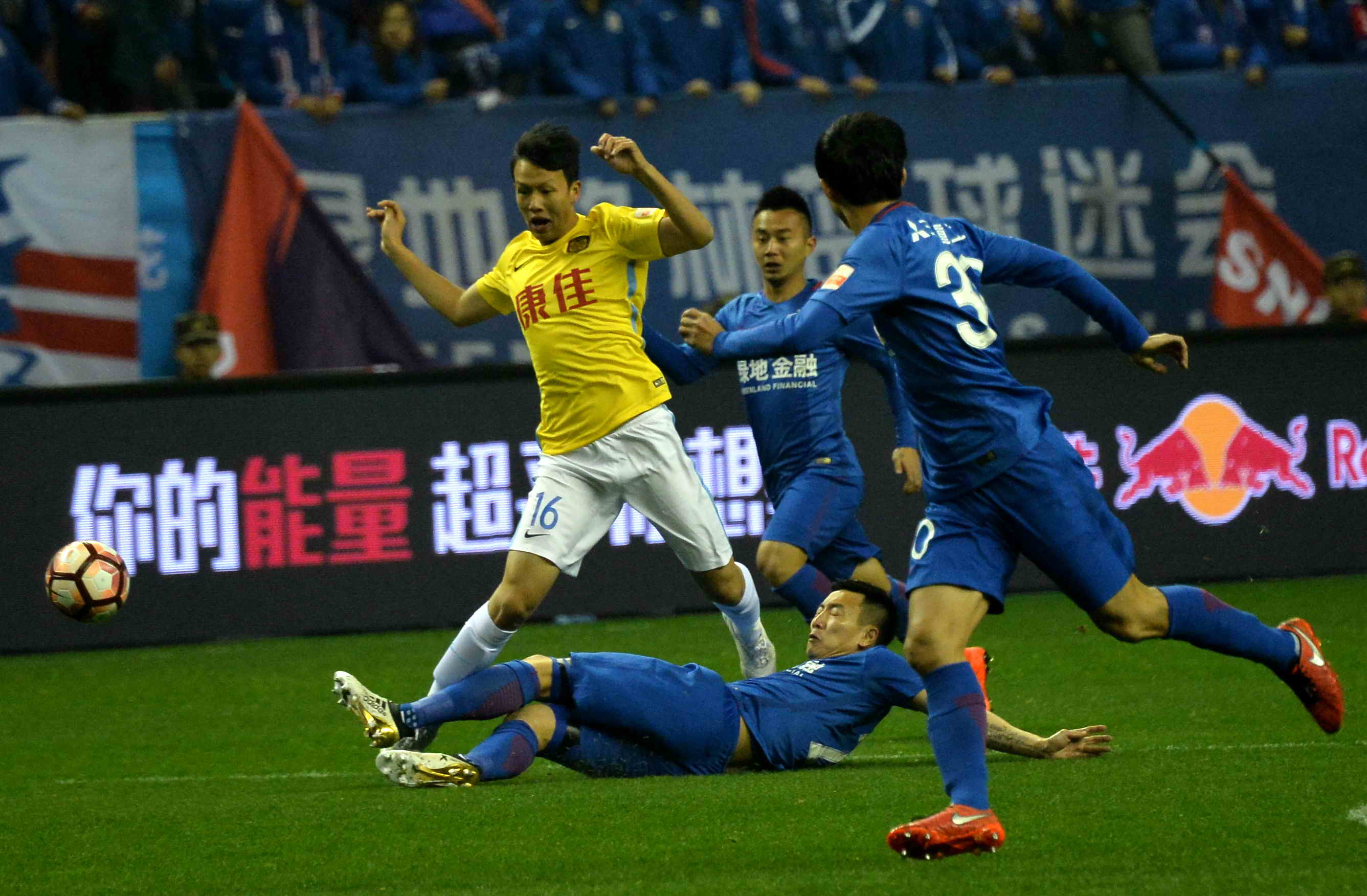 苏宁客场大胜申花,保持不败战绩 苏宁客场大胜申花,保持不败战绩