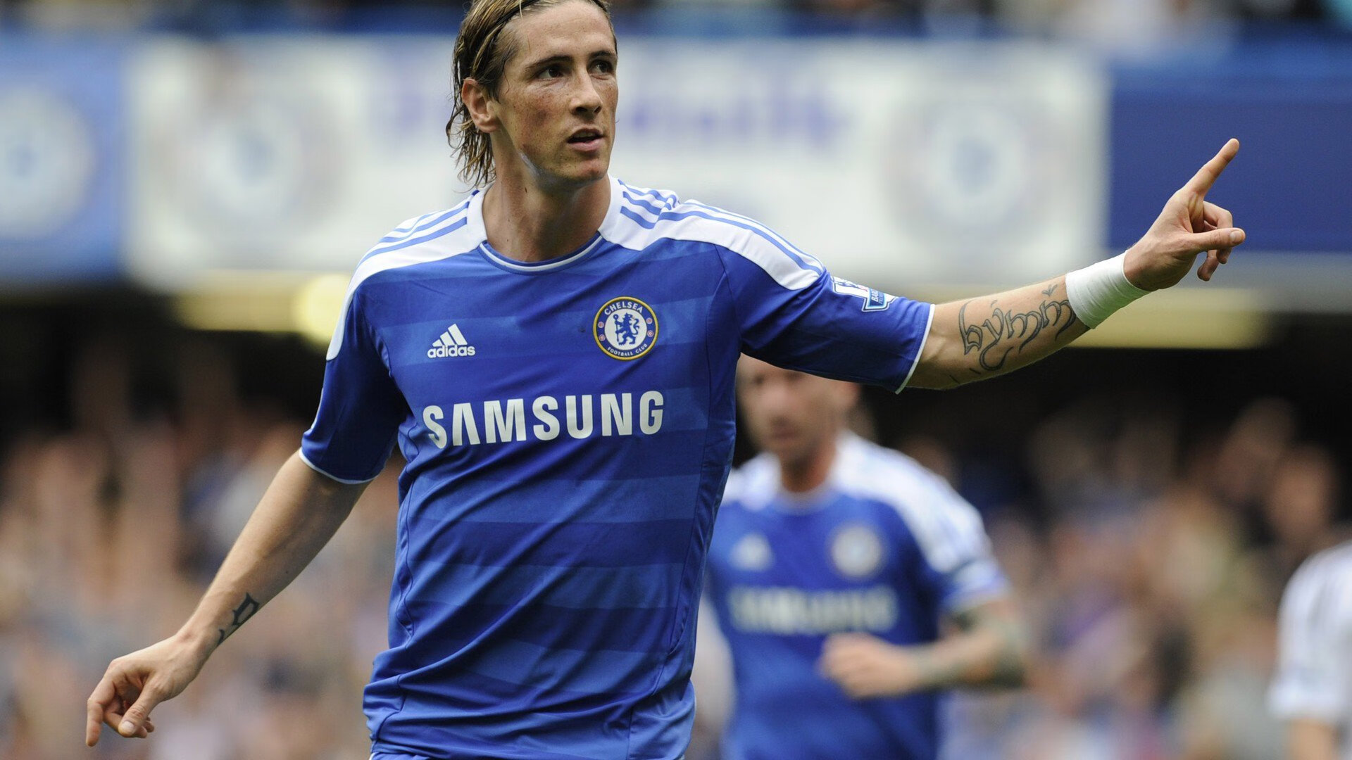 赛道与战场,当F1街道赛的轰鸣遇见韩国一波带走丹麦的呐喊